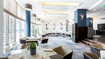 Serveert lunch en diner, moderne Europese gerechten