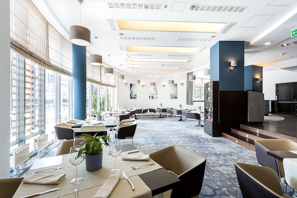 Se sirven almuerzos, cenas y cocina europea moderna