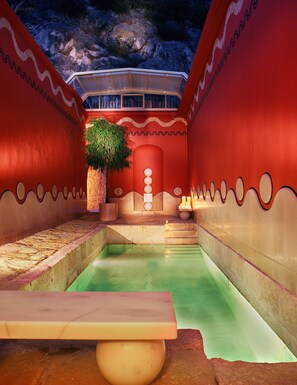 A spa area with a pool, a massage table, and a small plant. - Villa Padierna Thermas Hotel - Only Adults (Carratraca)