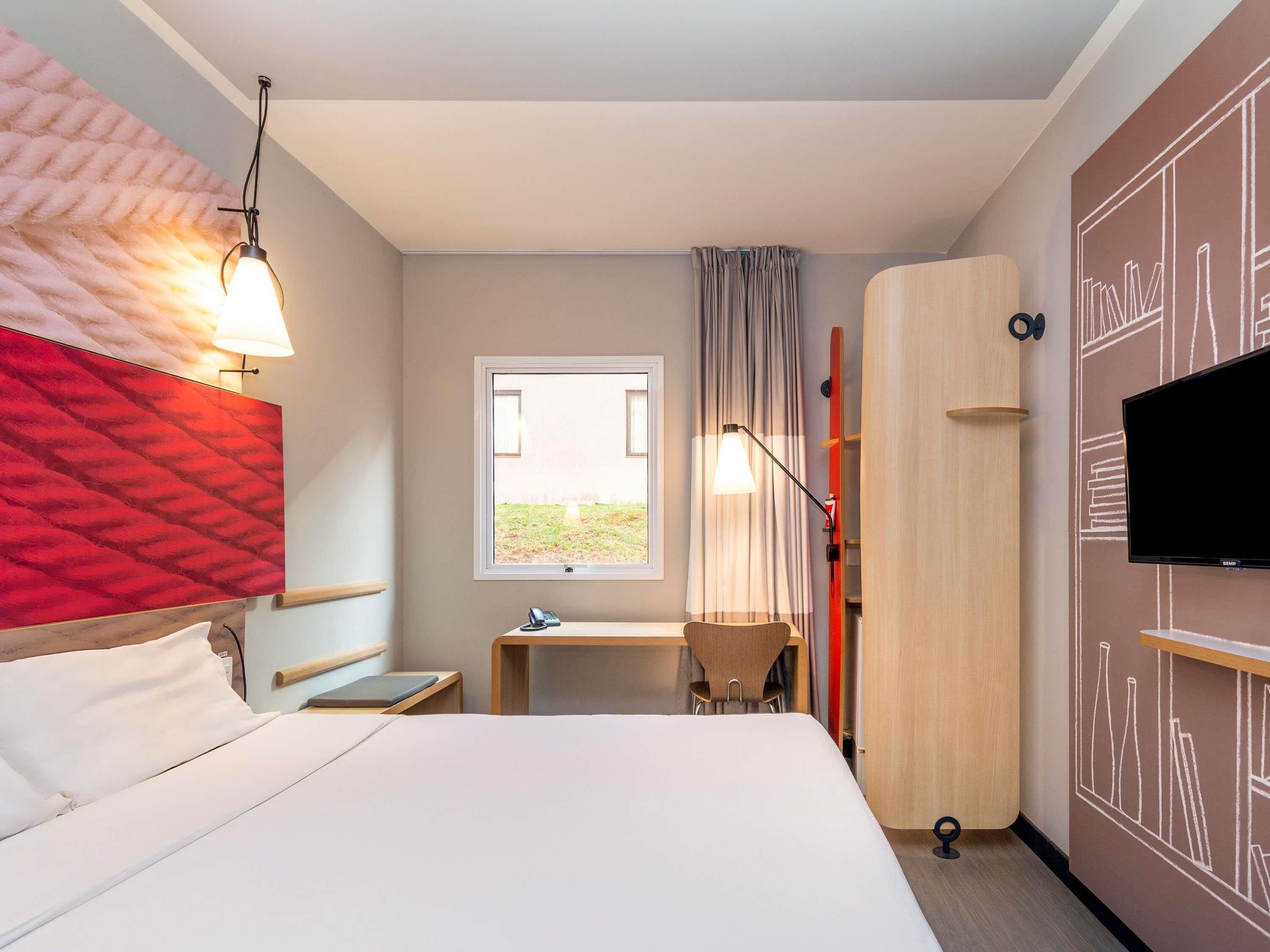 superior room, 1 double bed, accessible | minibar, desk, blackout curtains, soundproofing