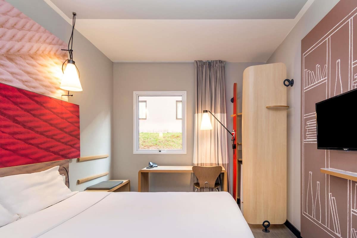 Rom – superior, 1 dobbeltseng, tilgjengelighetstilpasset | Minibar, skrivebord, blendingsgardiner og lydisolert