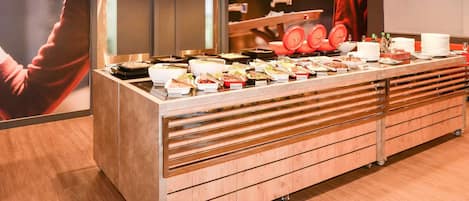Petit déjeuner buffet (49 BRL par personne)