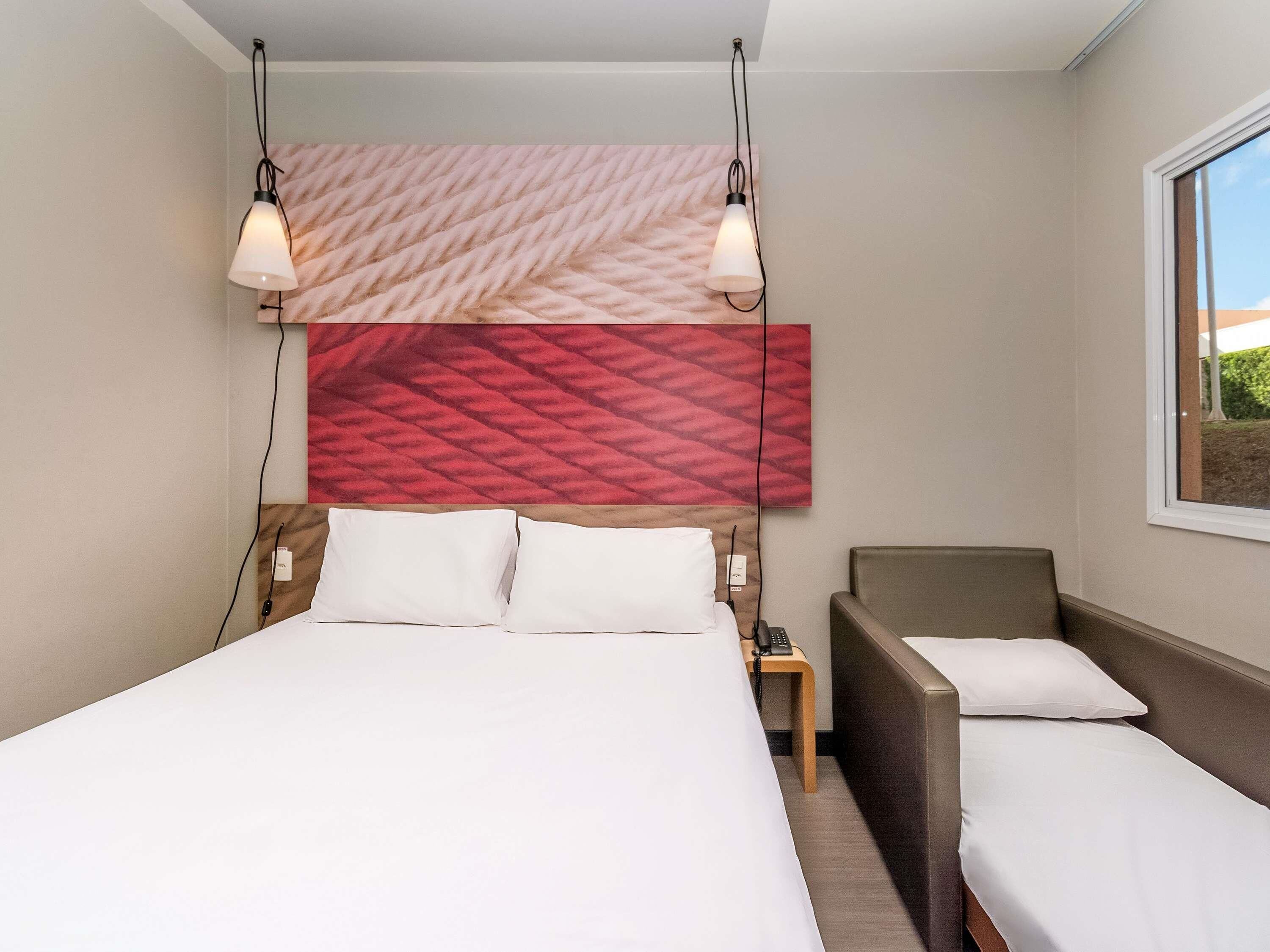 Quarto standard, 1 cama de casal e sofá-cama | Frigobar, escrivaninha, cortinas blackout, quartos à prova de som