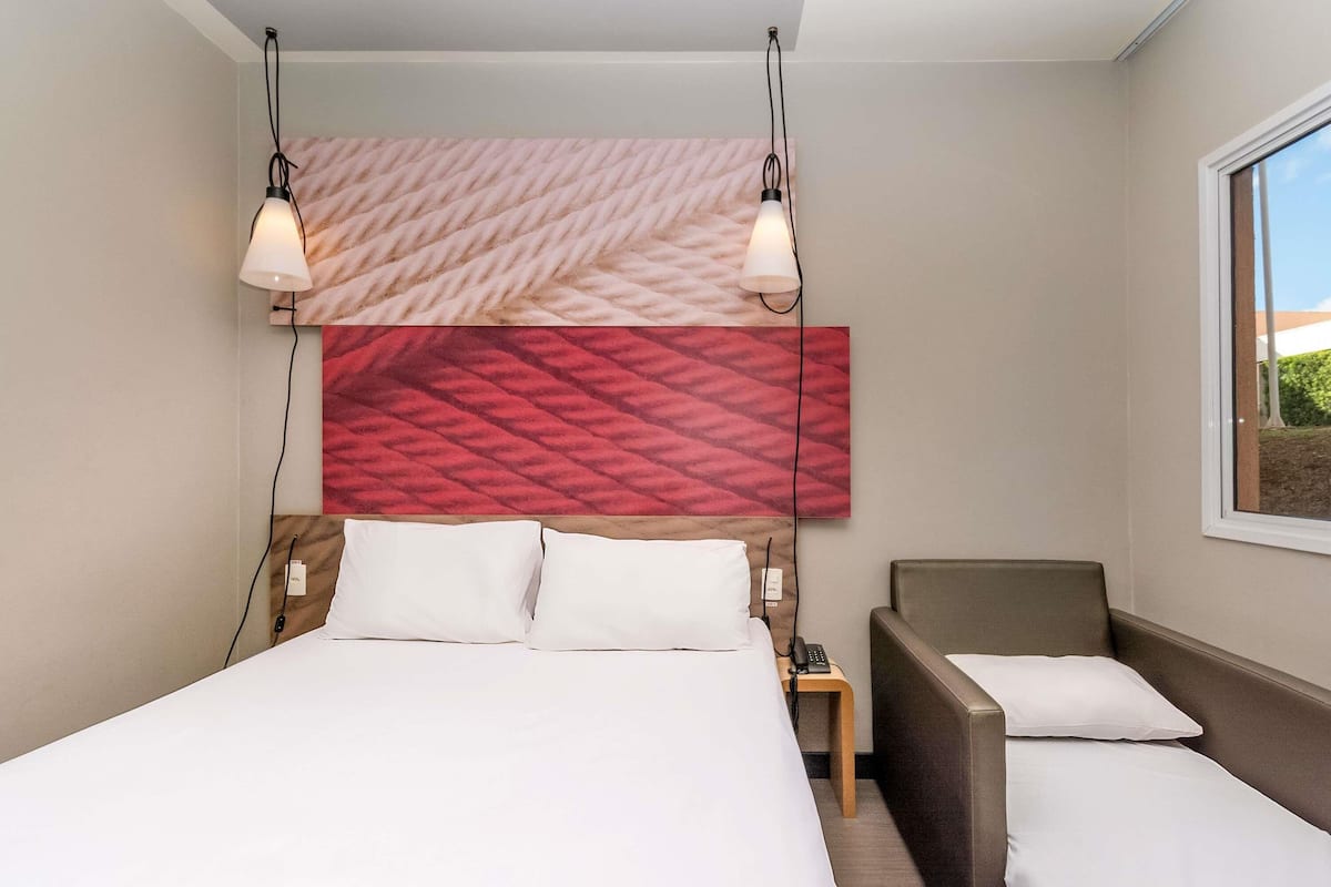 Quarto standard, 1 cama de casal e sofá-cama | Frigobar, escrivaninha, cortinas blackout, quartos à prova de som