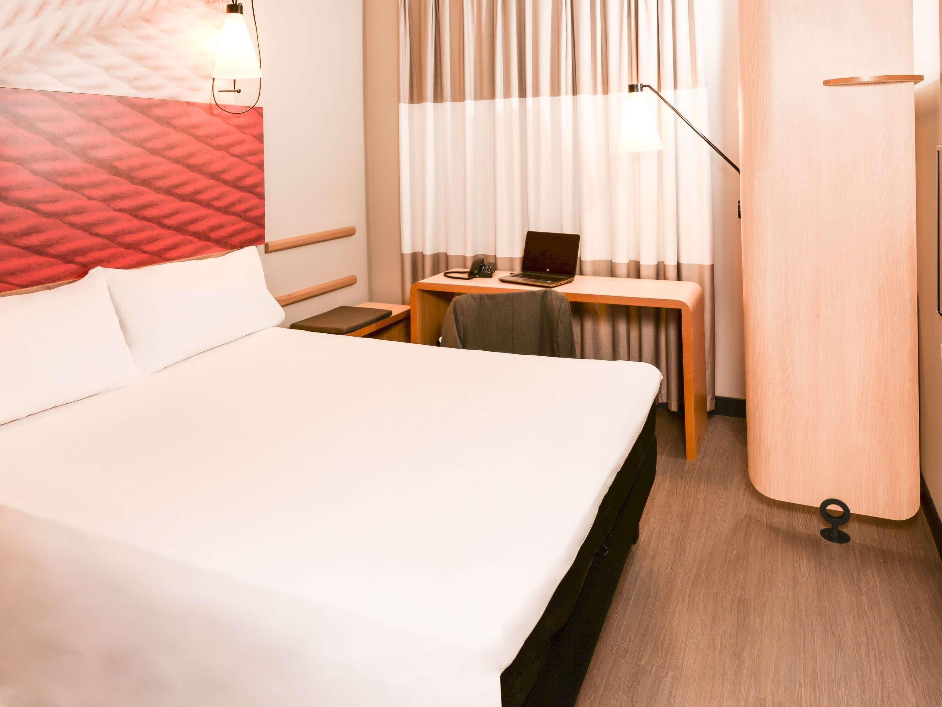 superior room, 1 double bed, accessible | minibar, desk, blackout curtains, soundproofing