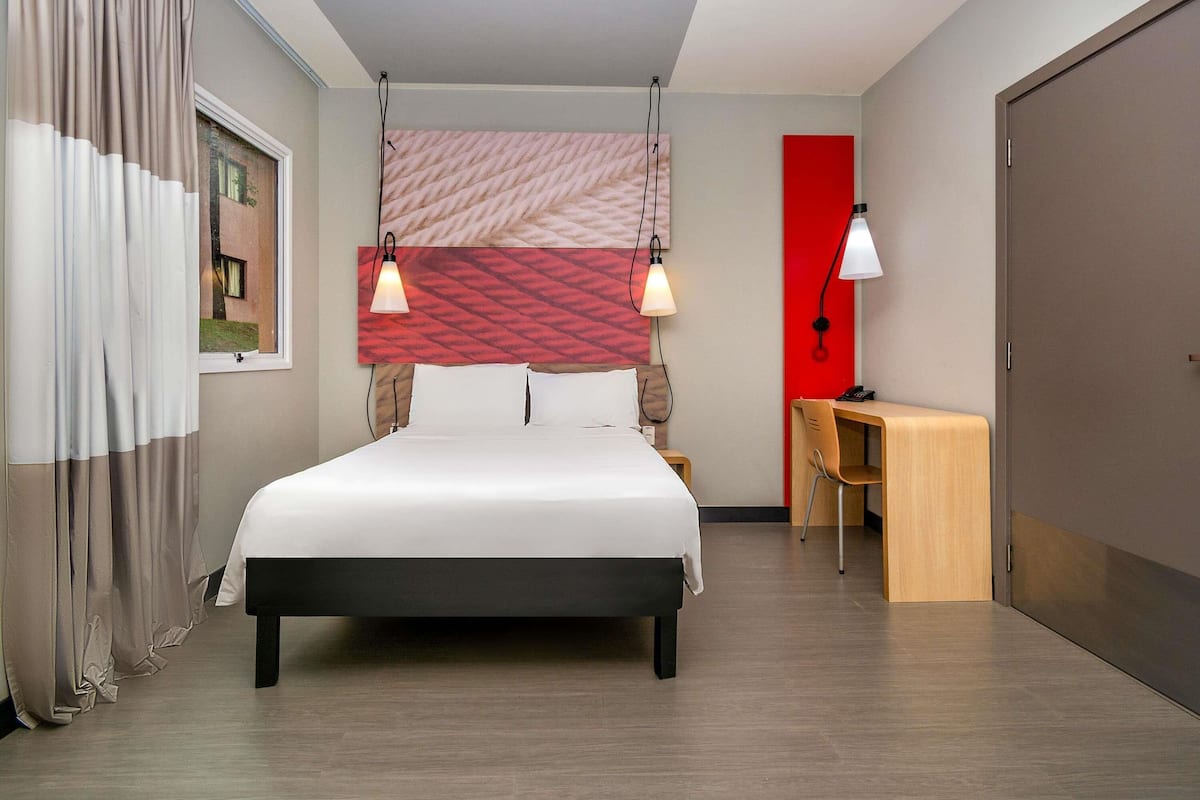 Habitación superior, 1 cama matrimonial, con acceso para personas discapacitadas | Minibar, escritorio, cortinas blackout y insonorización