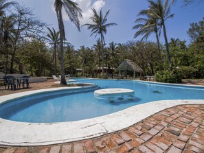 Outdoor pool - OYO Villas Palmira (Alvarado)