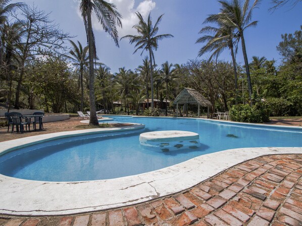 Outdoor pool - OYO Villas Palmira (Alvarado)