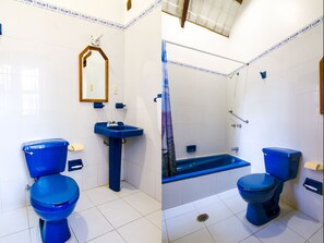 Apartment, 2 Bedrooms | Bathroom | Shower, bathrobes, towels, soap - OYO Villas Palmira (Alvarado)