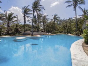 Outdoor pool - OYO Villas Palmira (Alvarado)