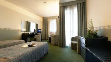 Daunenbettdecken, Zimmersafe, Schreibtisch, Verdunkelungsvorhänge