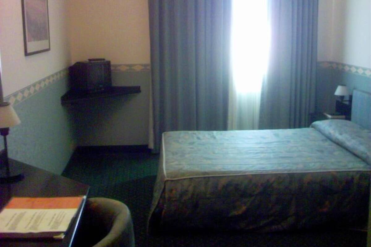 Down comforters, in-room safe, desk, blackout drapes
