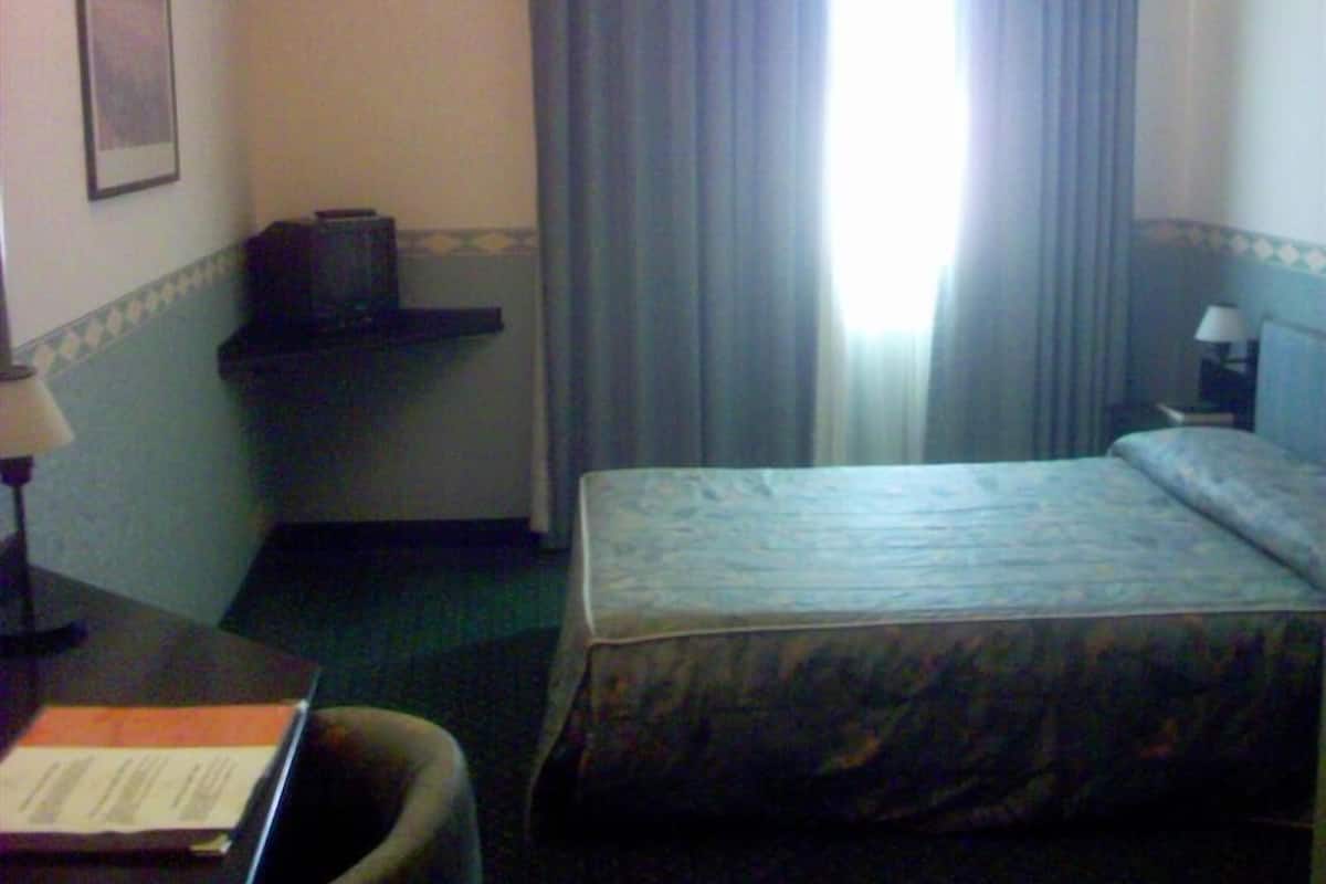 Down comforters, in-room safe, desk, blackout drapes
