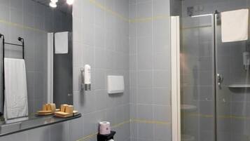 Duschwanne, kostenlose Toilettenartikel, Haartrockner, Handtücher