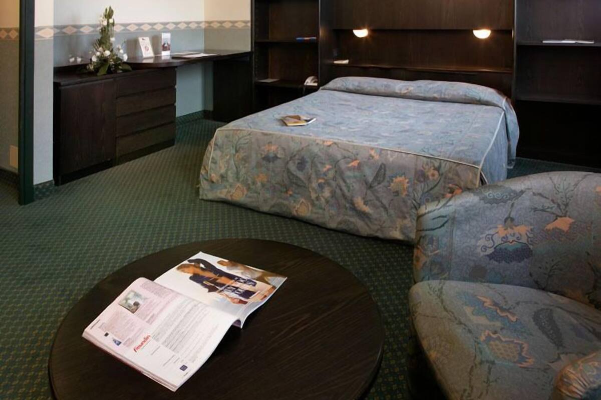Down comforters, in-room safe, desk, blackout drapes