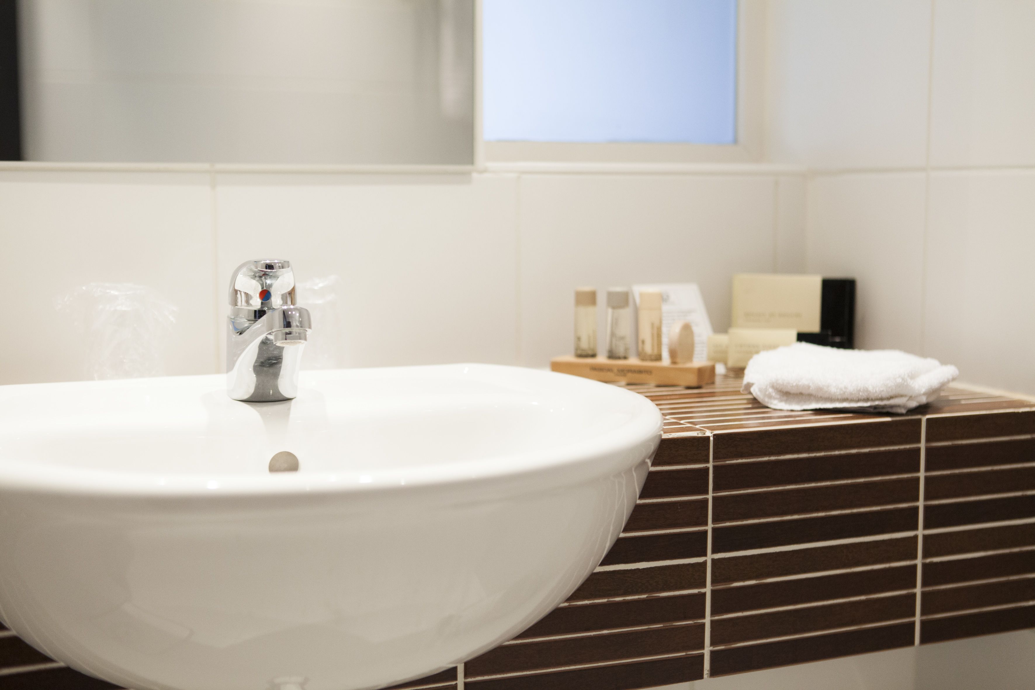 executive room | bathroom | combined shower/bathtub, free toiletries, hair dryer, dressing gowns