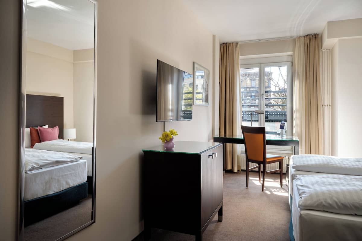 Rom – comfort, 1 dobbeltseng | Allergitestet sengetøy, safe på rommet, skrivebord og blendingsgardiner