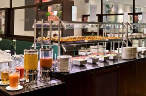 Colazione a buffet a pagamento, servita tutte le mattine 