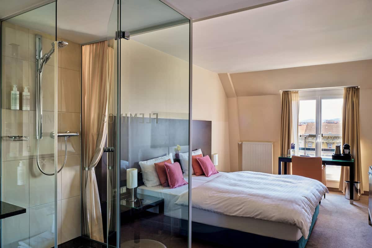 Allergitestet sengetøy, safe på rommet, skrivebord og blendingsgardiner