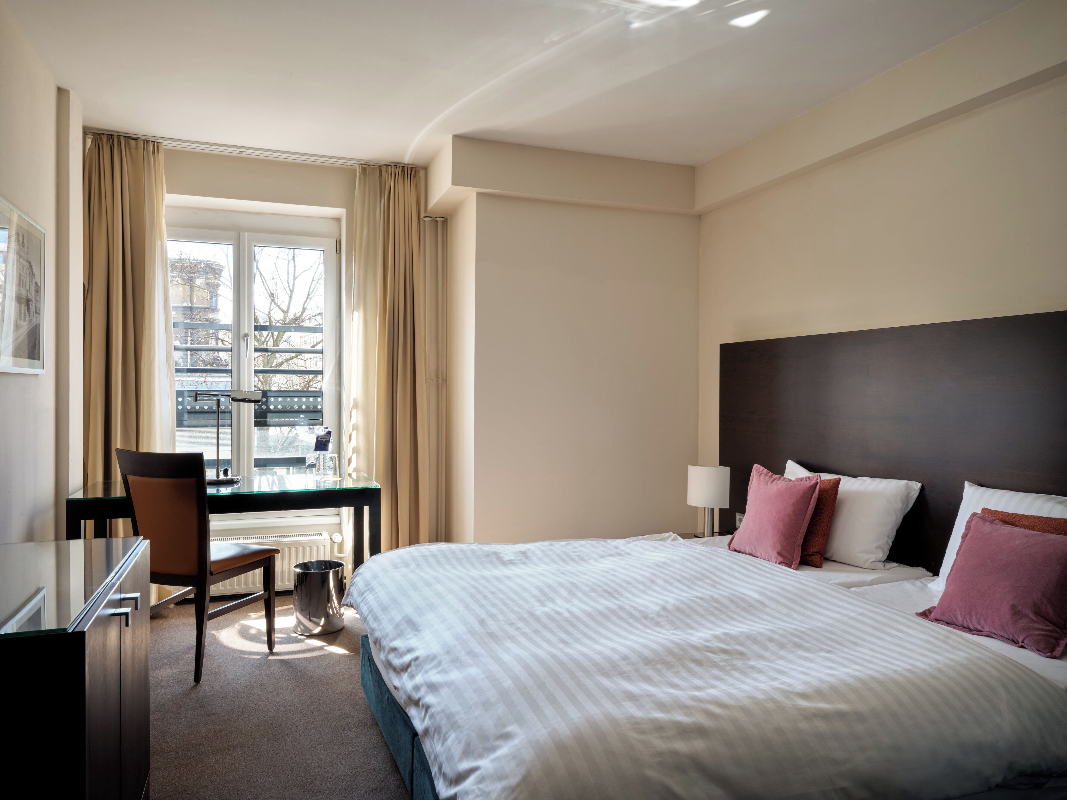 Hypo-allergenic bedding, in-room safe, desk, blackout drapes