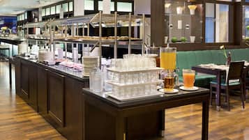 Colazione a buffet, servita tutte le mattine (24 EUR a persona)