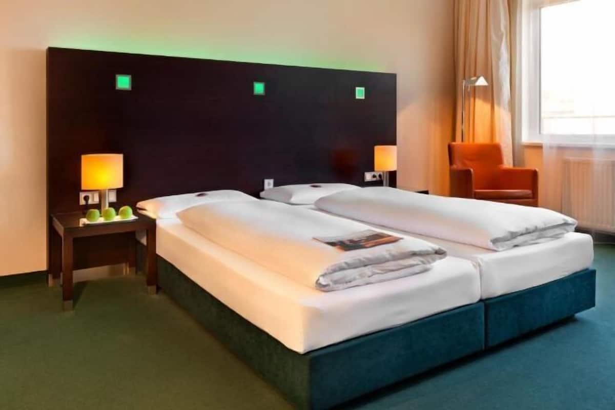 Ropa de cama hipoalergénica y caja de seguridad en la habitación