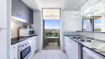Apartamento standard, 1 quarto, vista para o oceano | Cozinha privada | Geladeira grande, micro-ondas, fogão, cooktop