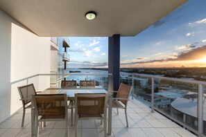 Outdoor dining - Pumicestone Blue Resort (Caloundra)