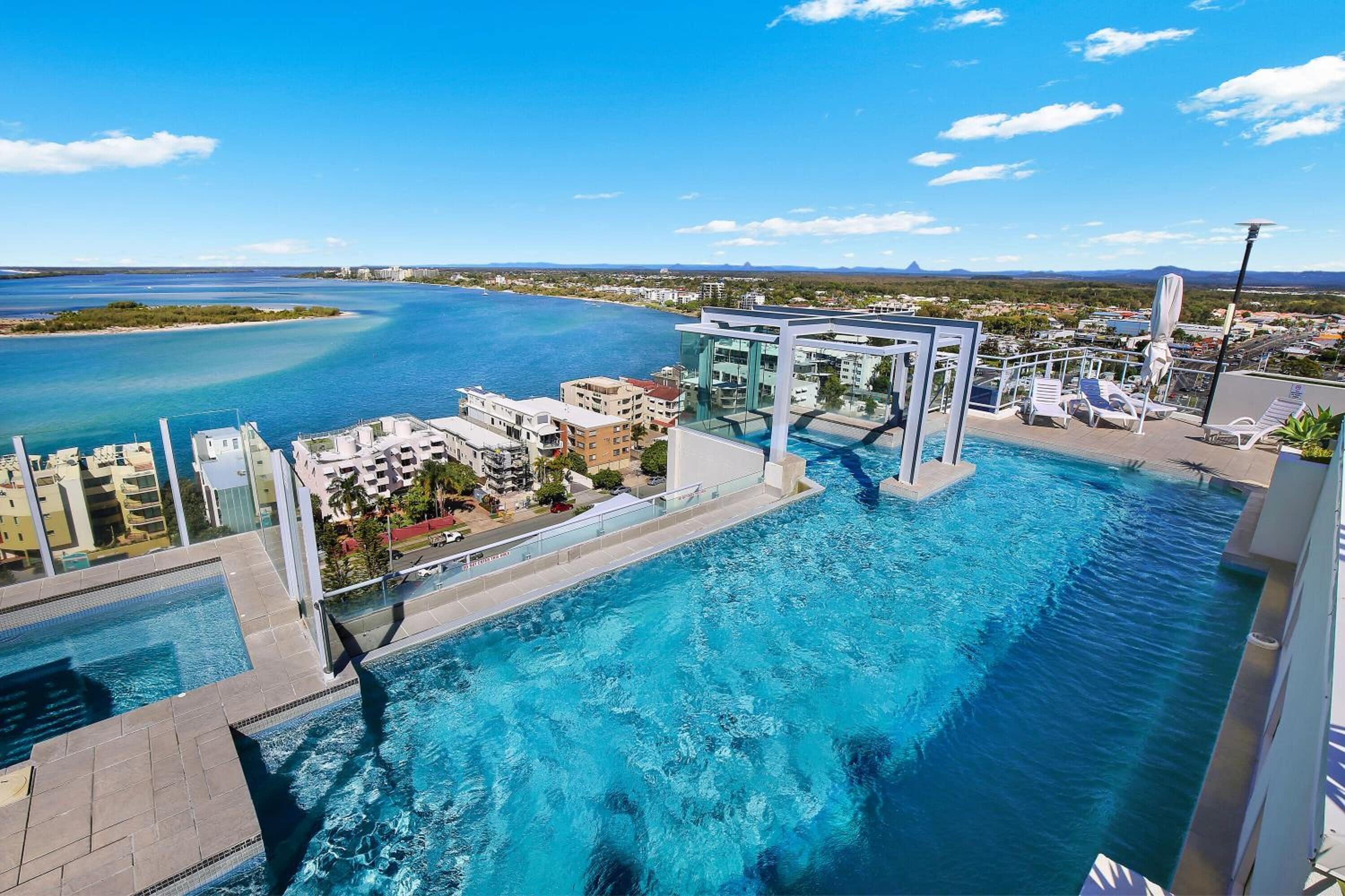 Piscine extérieure, parasols de plage, chaises longues