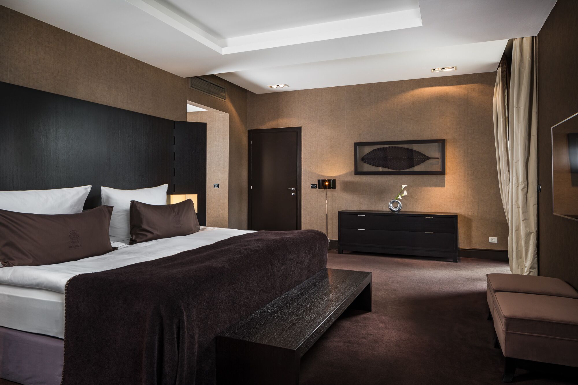 Deluxe Suite, 1 King Bed with Sofa bed, Corner | Egyptian cotton sheets, premium bedding, minibar, in-room safe