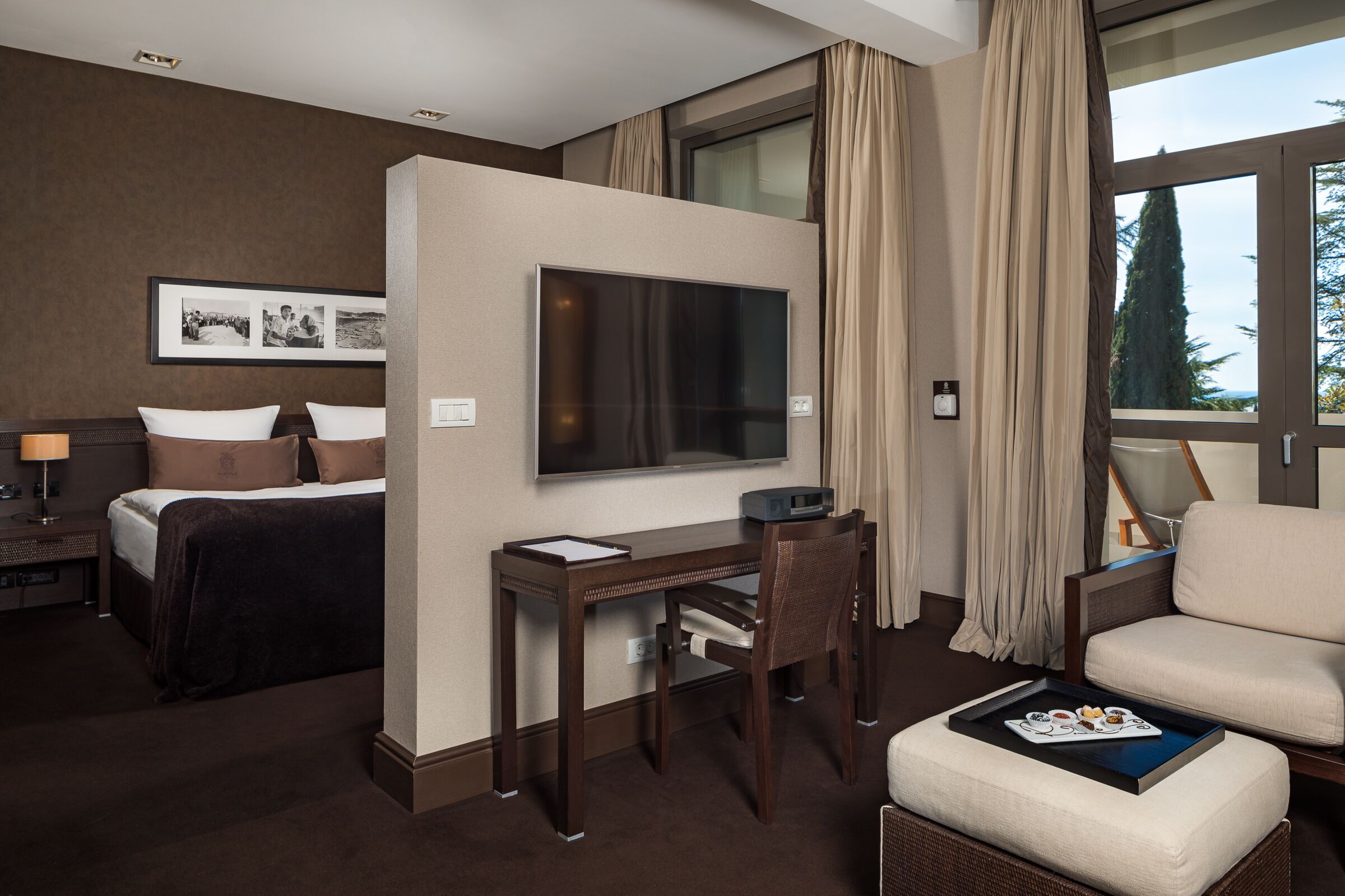 Egyptian cotton sheets, premium bedding, minibar, in-room safe