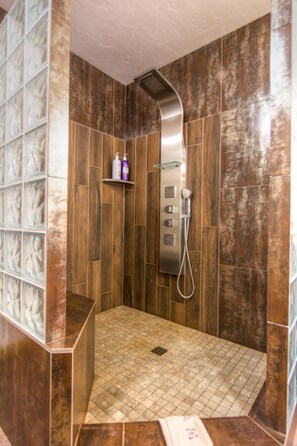 Badkamer met douche