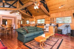 Televisión de pantalla plana, chimenea, Netflix, reproductor de DVD