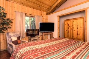 Individually decorated, individually furnished, desk, free WiFi - DiamondStone Guest Lodges (La Pine)
