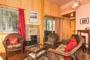 Decoración personalizada, muebles diferentes, escritorio y wifi gratis 