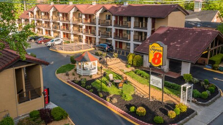 Super 8 by Wyndham Downtown Gatlinburg at Convention Center - Image 30