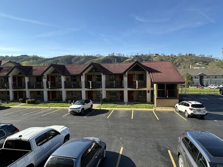 Super 8 by Wyndham Downtown Gatlinburg at Convention Center - Image 38
