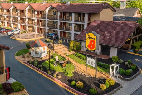 Super 8 by Wyndham Downtown Gatlinburg at Convention Center - Image 31
