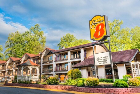 Super 8 by Wyndham Downtown Gatlinburg at Convention Center - Image 35