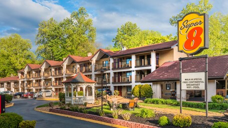 Super 8 by Wyndham Downtown Gatlinburg at Convention Center - Image 33