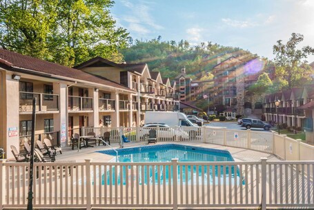 Super 8 by Wyndham Downtown Gatlinburg at Convention Center - Image 2