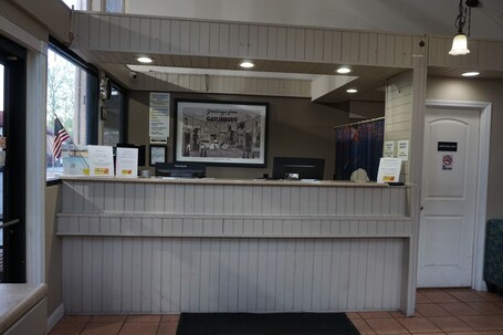 Super 8 by Wyndham Downtown Gatlinburg at Convention Center - Image 8