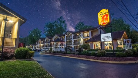 Super 8 by Wyndham Downtown Gatlinburg at Convention Center - Image 15