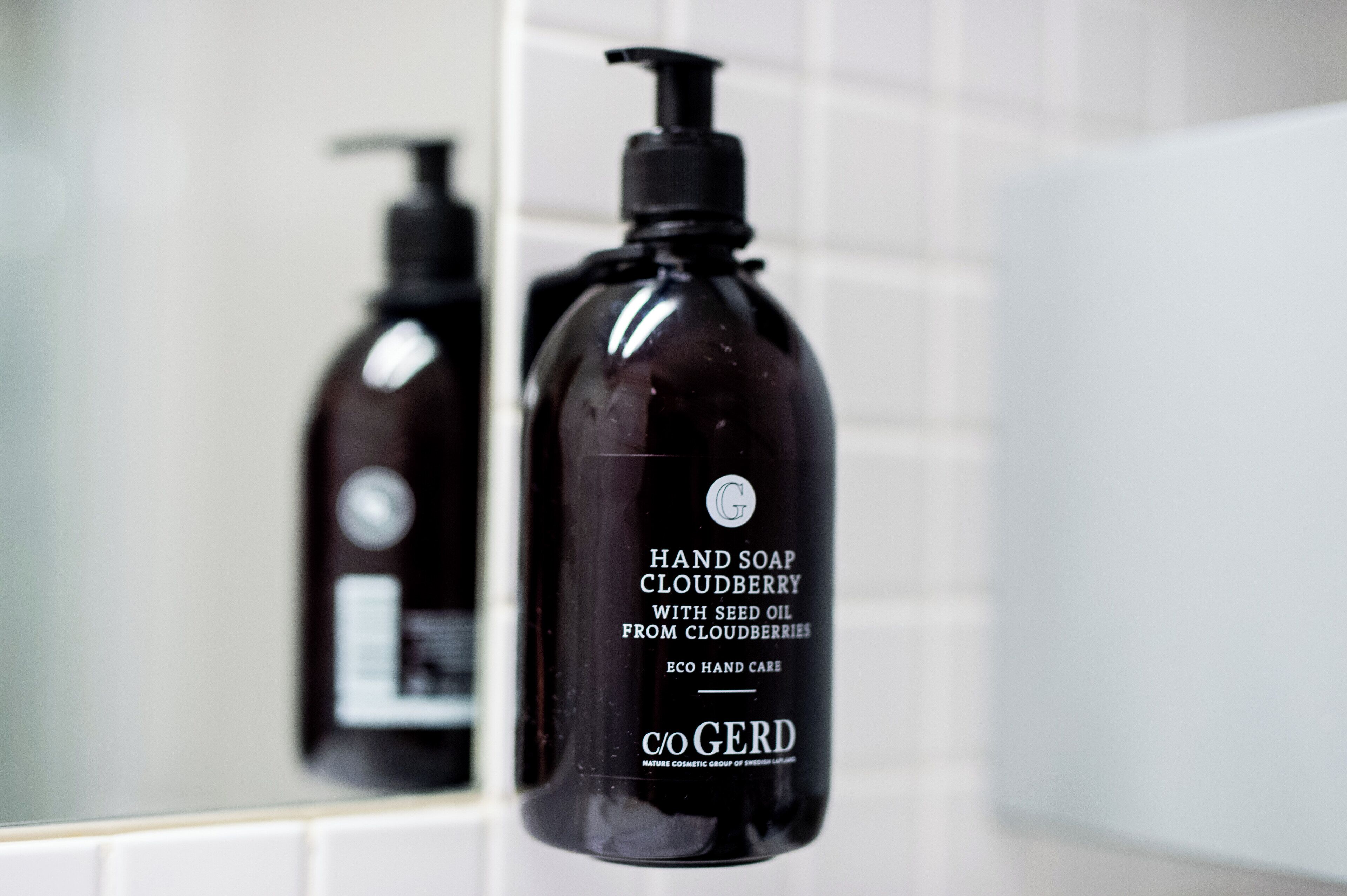 room (kaamos) | bed sheets