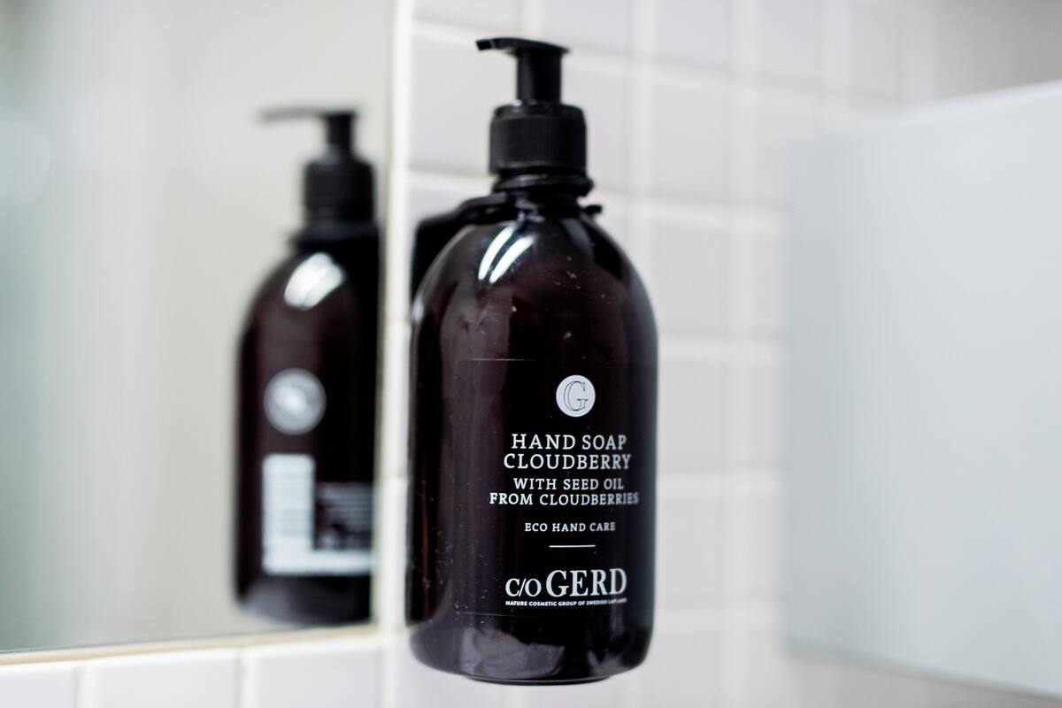 room (kaamos) | bed sheets