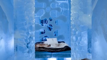 Deluxe Suite Hilla, ICEHOTEL 365/Cold accommodation | Bed sheets