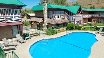 Sesongbasert utendørsbasseng