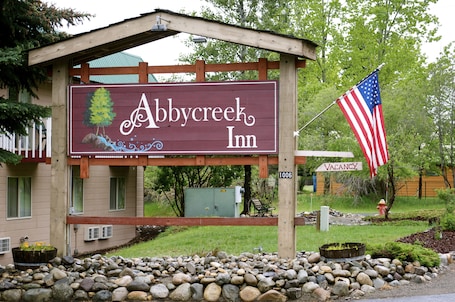 Courtyard. AbbyCreek Inn