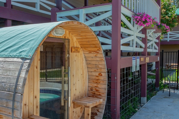Sauna, hot tub