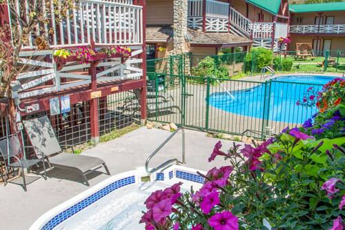 Piscine extérieure en saison